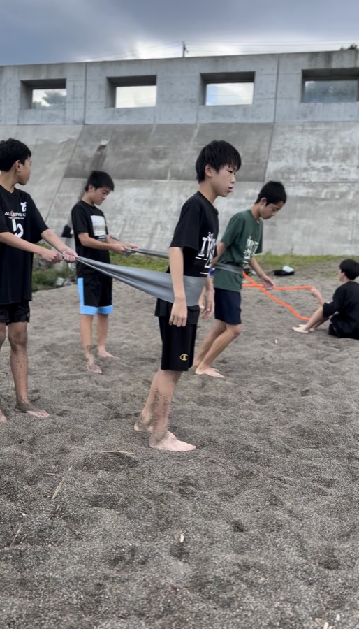 砂浜でトレーニングする男子クラス