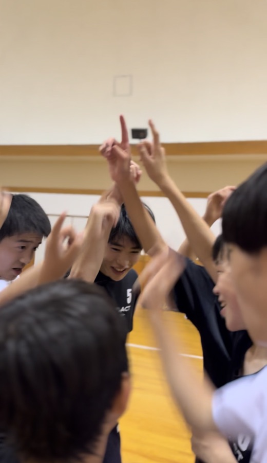 手を合わせて盛り上がる男子クラス