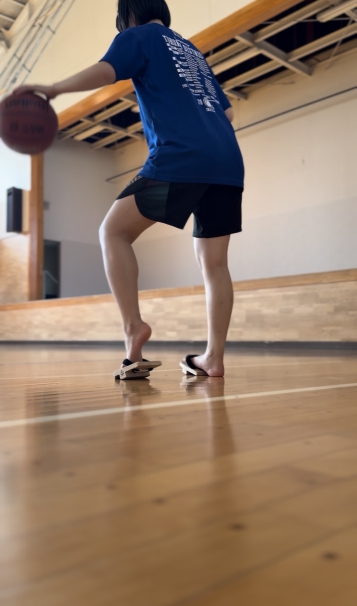 一本歯下駄をはいてドリブルする選手